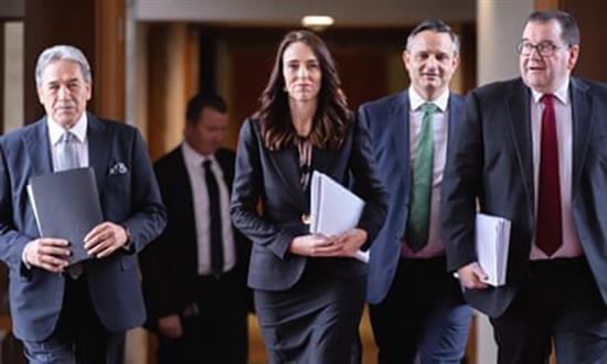 新西兰副总理温斯顿·彼特斯（左一，新西兰优先党）、总理阿德恩（左二，工党）、绿党党魁詹姆斯·肖（右二）和财政部长格兰特·罗伯特森（右一，工党）。